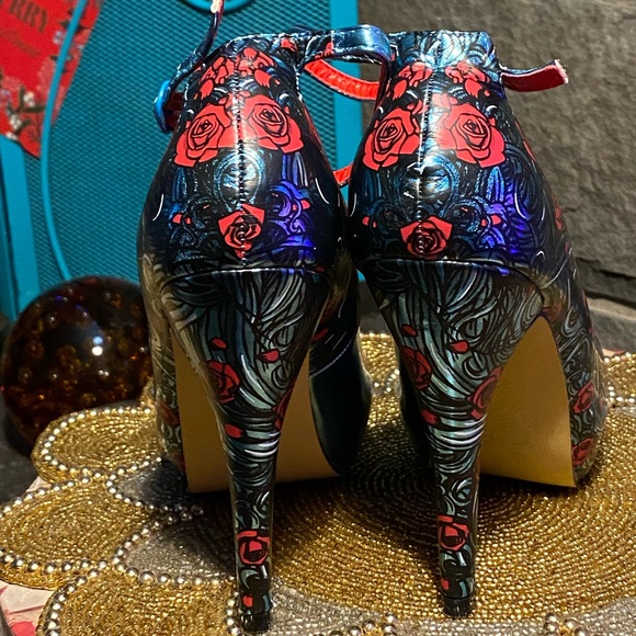 VTG IRON FIST sexy blue metallic stilettos,red rose tattoo print,ankle strap,8 - Picture 4 of 16